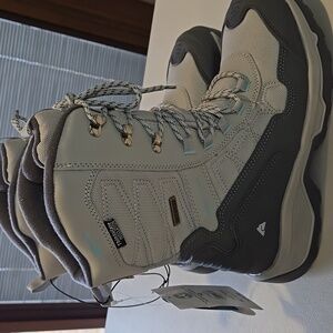 Ozark Trail womens snow boots shoes. Size 10, NWT